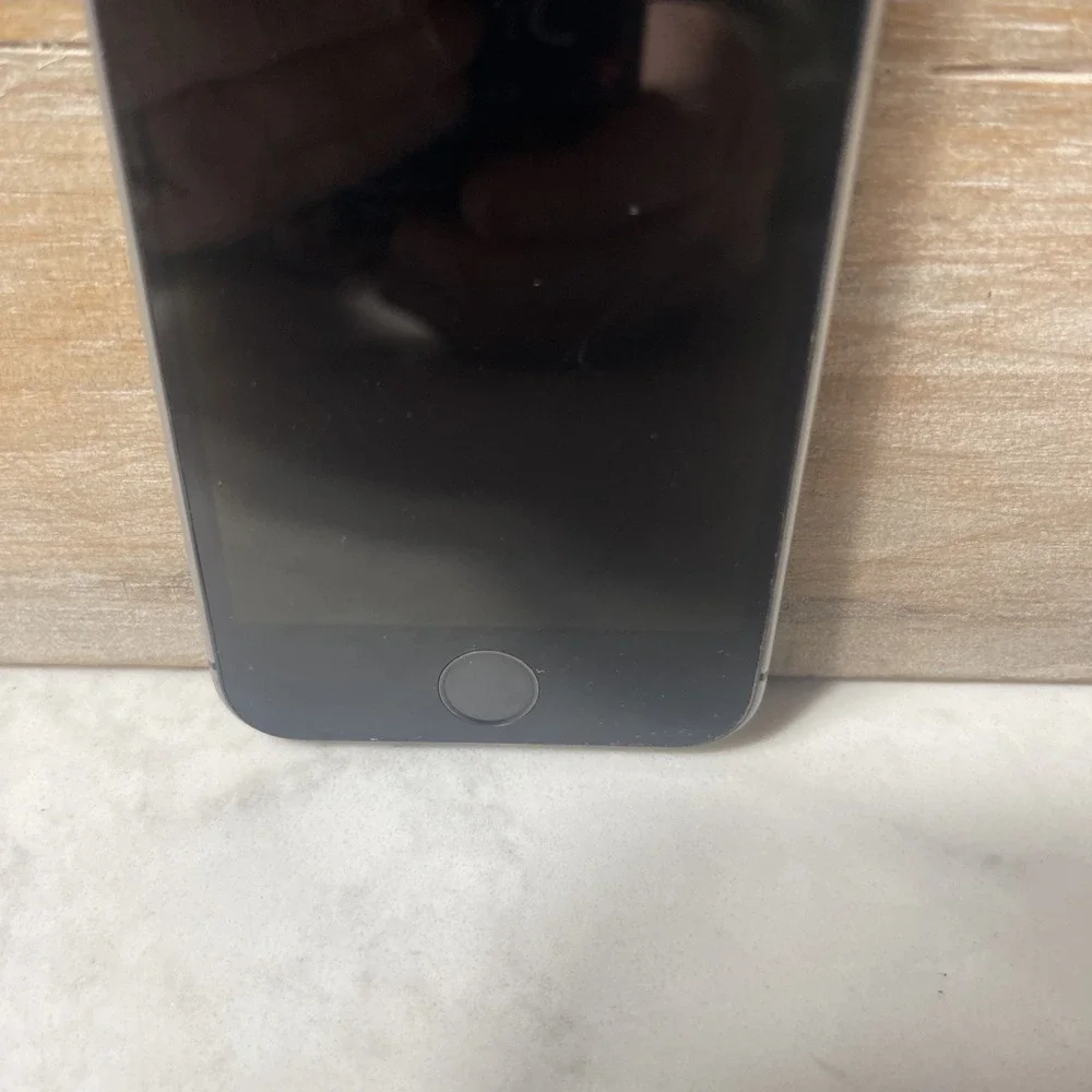 Apple iPhone SE (1st Gen), A1662, Locked